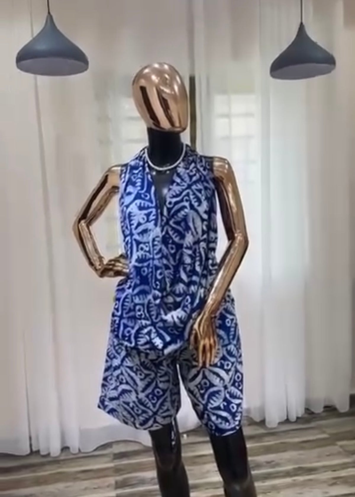 The Chic Set – Blue Leaf